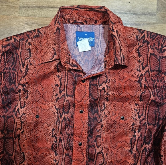 Wrangler Snakeskin Western Shirt Men’s M Red Black Pearl Snap Vintage - Picture 2 of 7